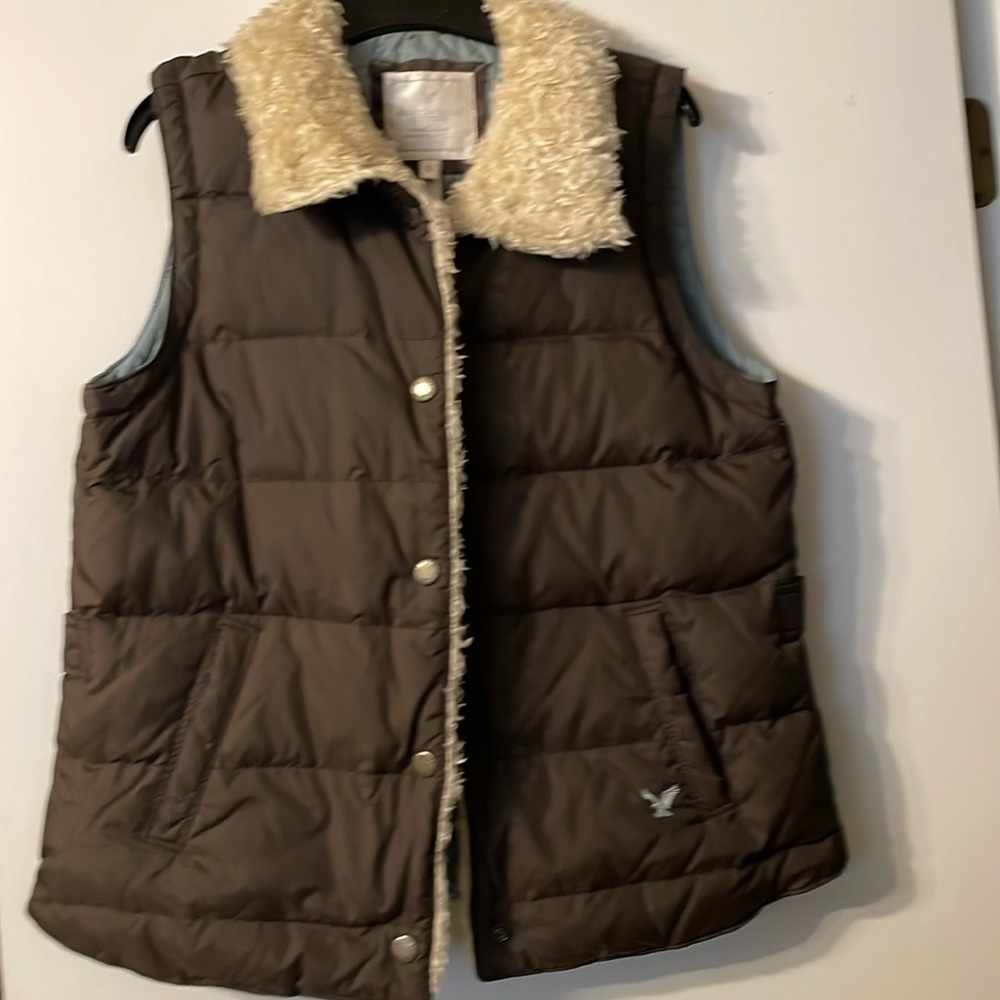American Eagle puffer vest. Size L.